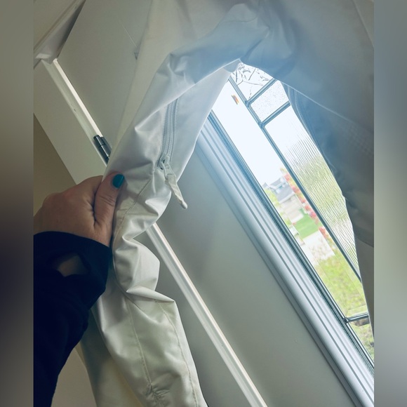 Oakley’s snowboarding over shell coat. Medium in new condition - Picture 5 of 8